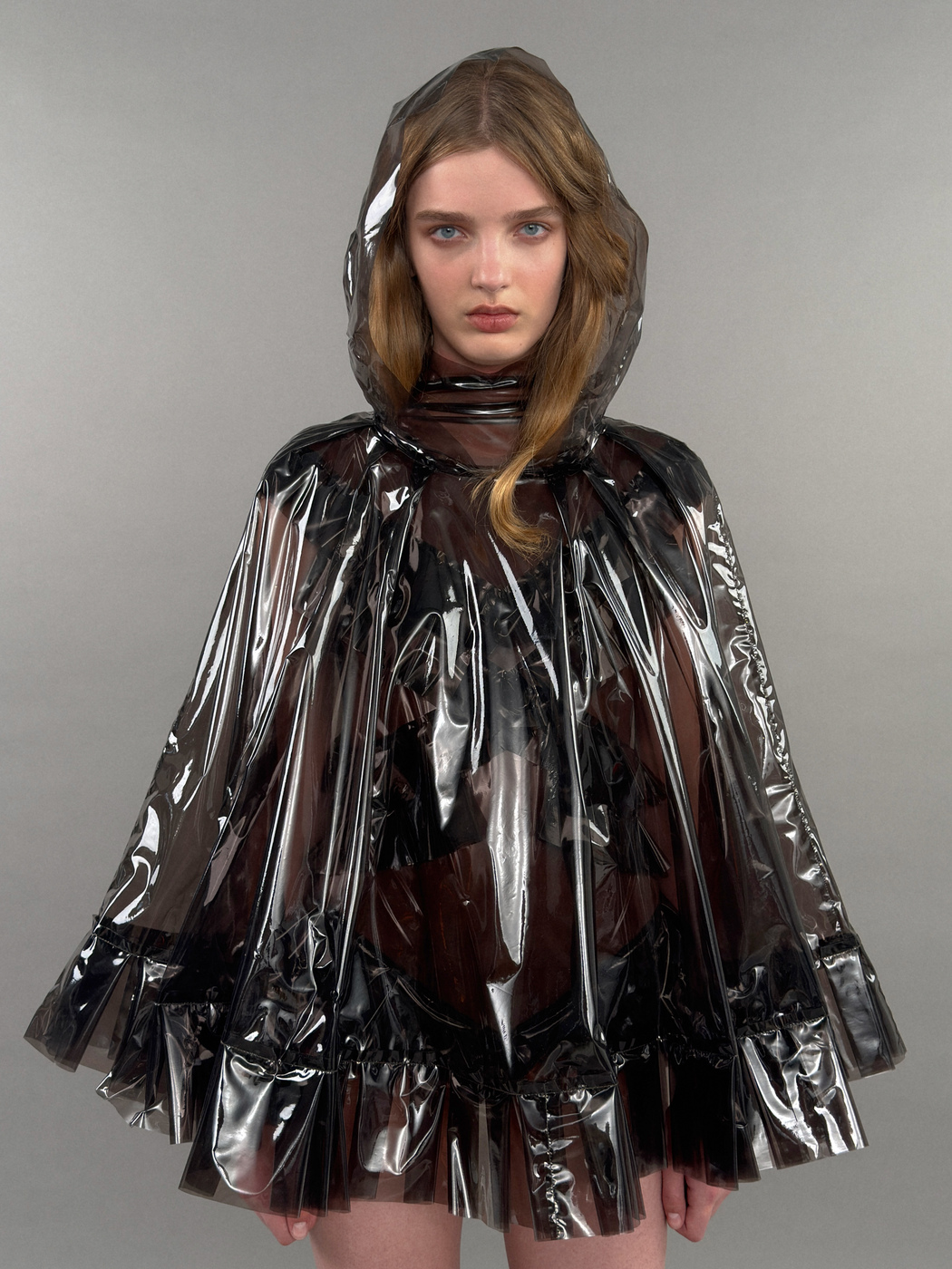 CAPE RUFFLES - BLACK
